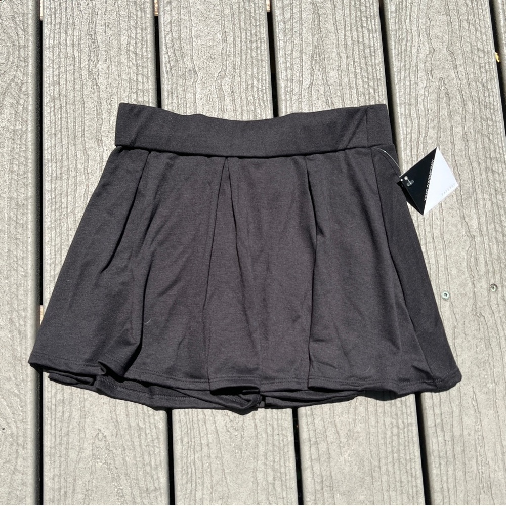Paperoc: Black Stretch Skort. Women’s Size Medium.